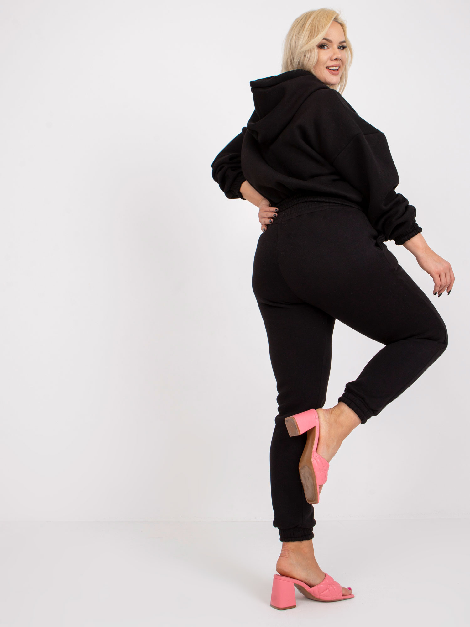 Černý teplákový komplet plus size s kapucí.