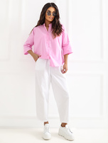 Růžová rozepínací košile s límečkem.