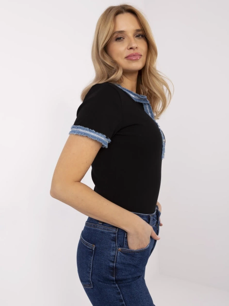 Czarna damska bluzka z ozdobnymi guzikami