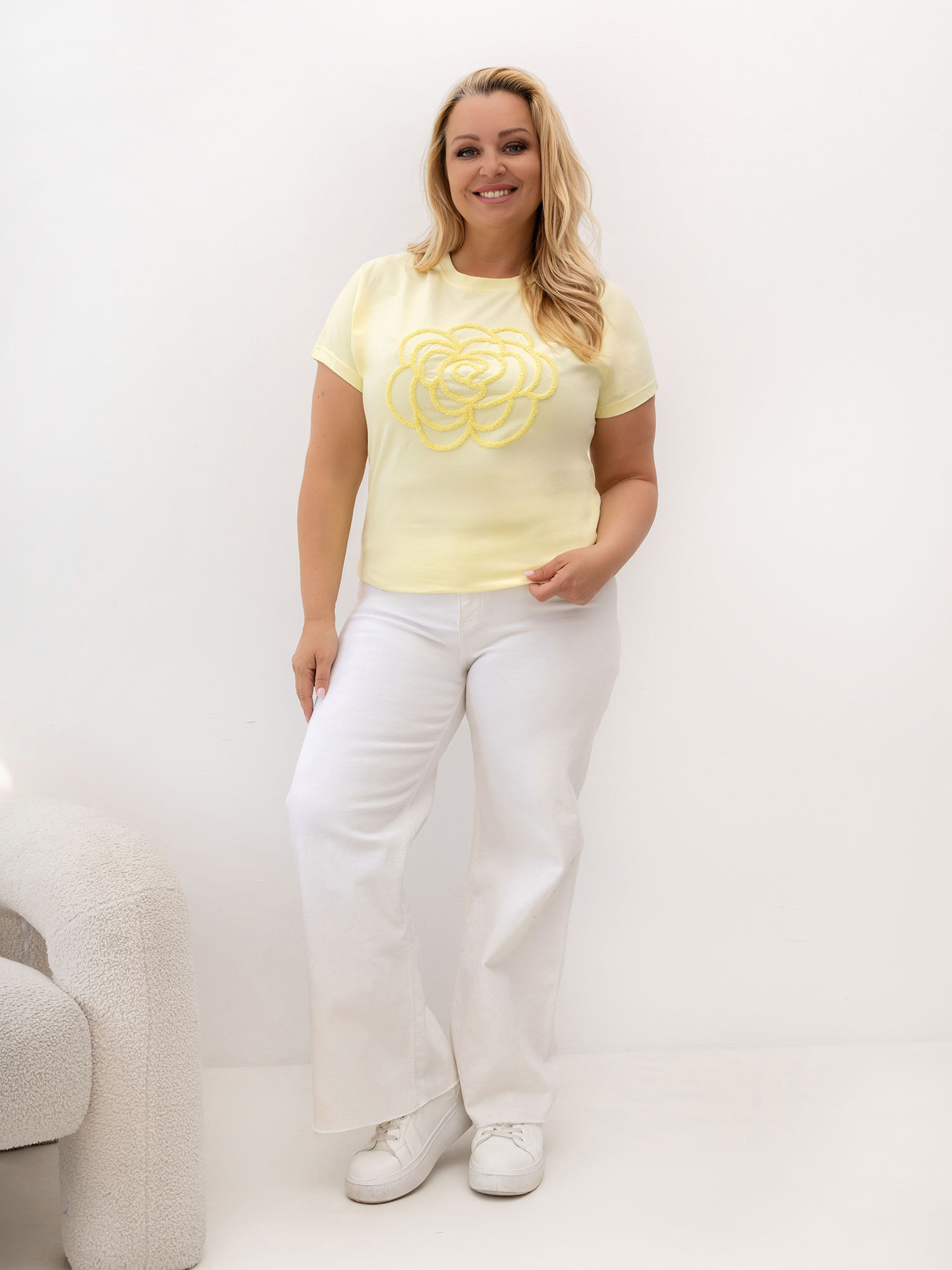 Jasnožuti t-shirt plus size s cvjetnim motivom.