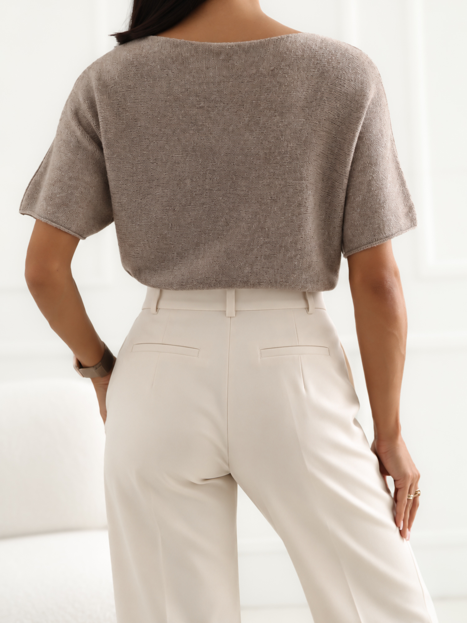 Fango dvipusis pagrindinis megztinis su trumpomis rankovėmis.
