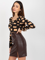 Hurtownia Czarno-camelowa dopasowana bluzka z nadrukiem