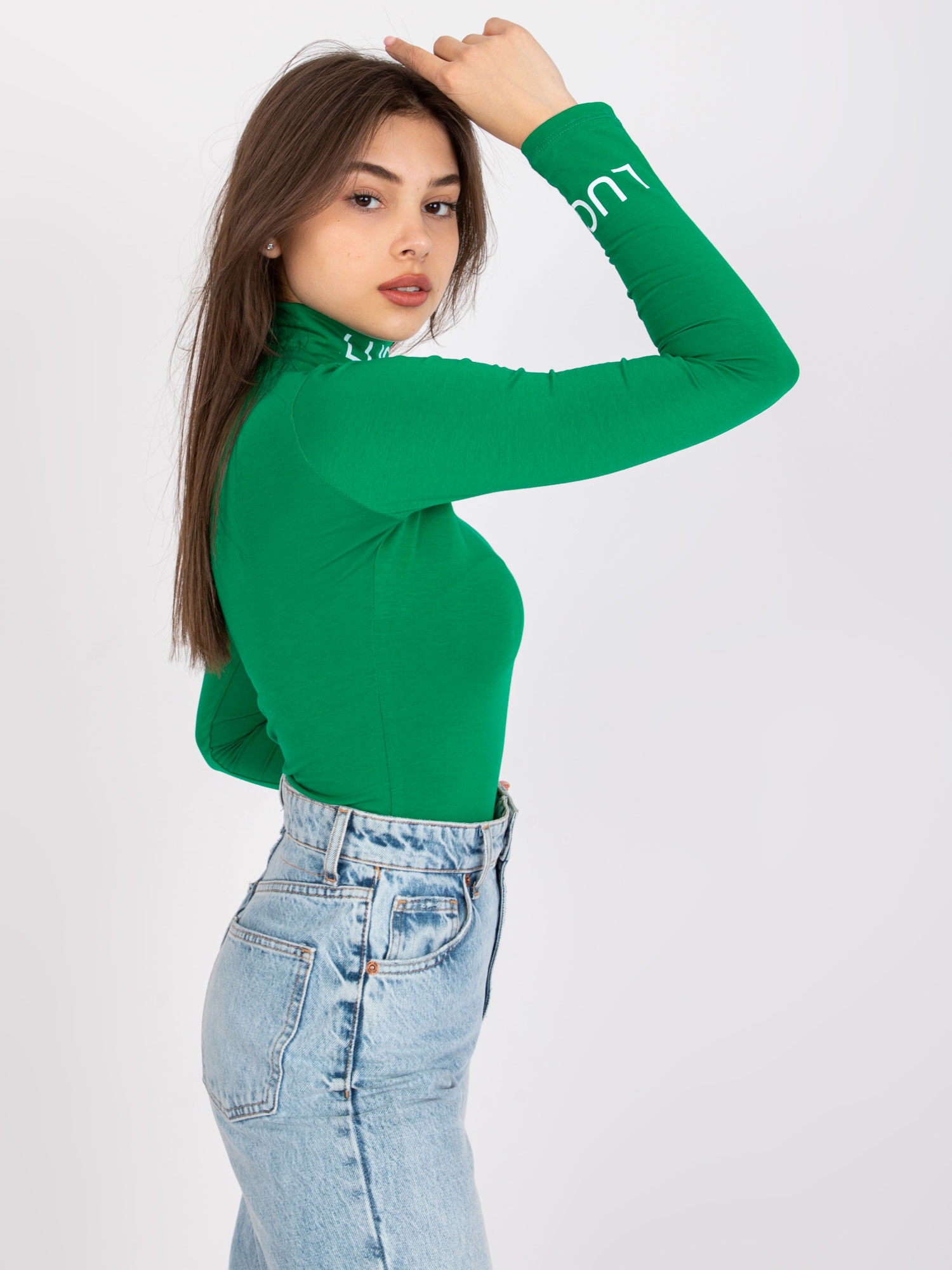 Grüne, figurbetonte Bluse mit dem Schriftzug Yarina.