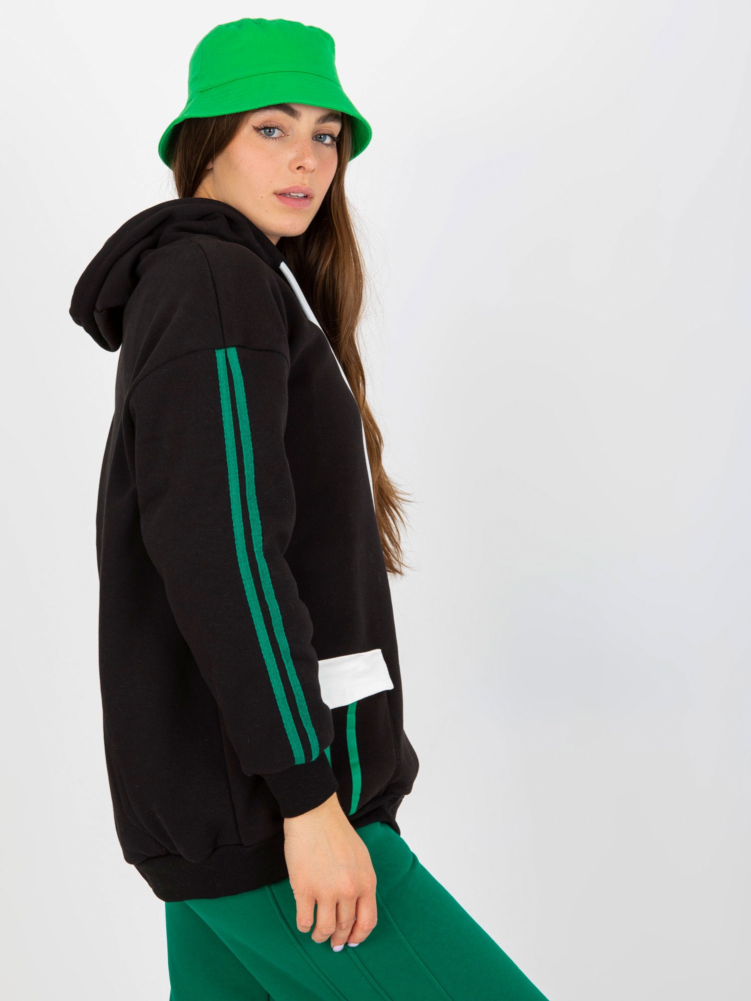 Hurtownia Czarna dresowa bluza z kapturem oversize 
