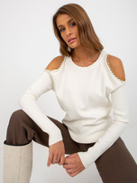 Hurtownia Ecru sweter z odkrytymi ramionami i łańcuszkami