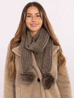 Ciemnobeżowy ciepły szal z pomponami