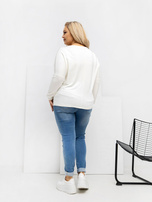 Ecru blůza plus size z měkkého materiálu.
