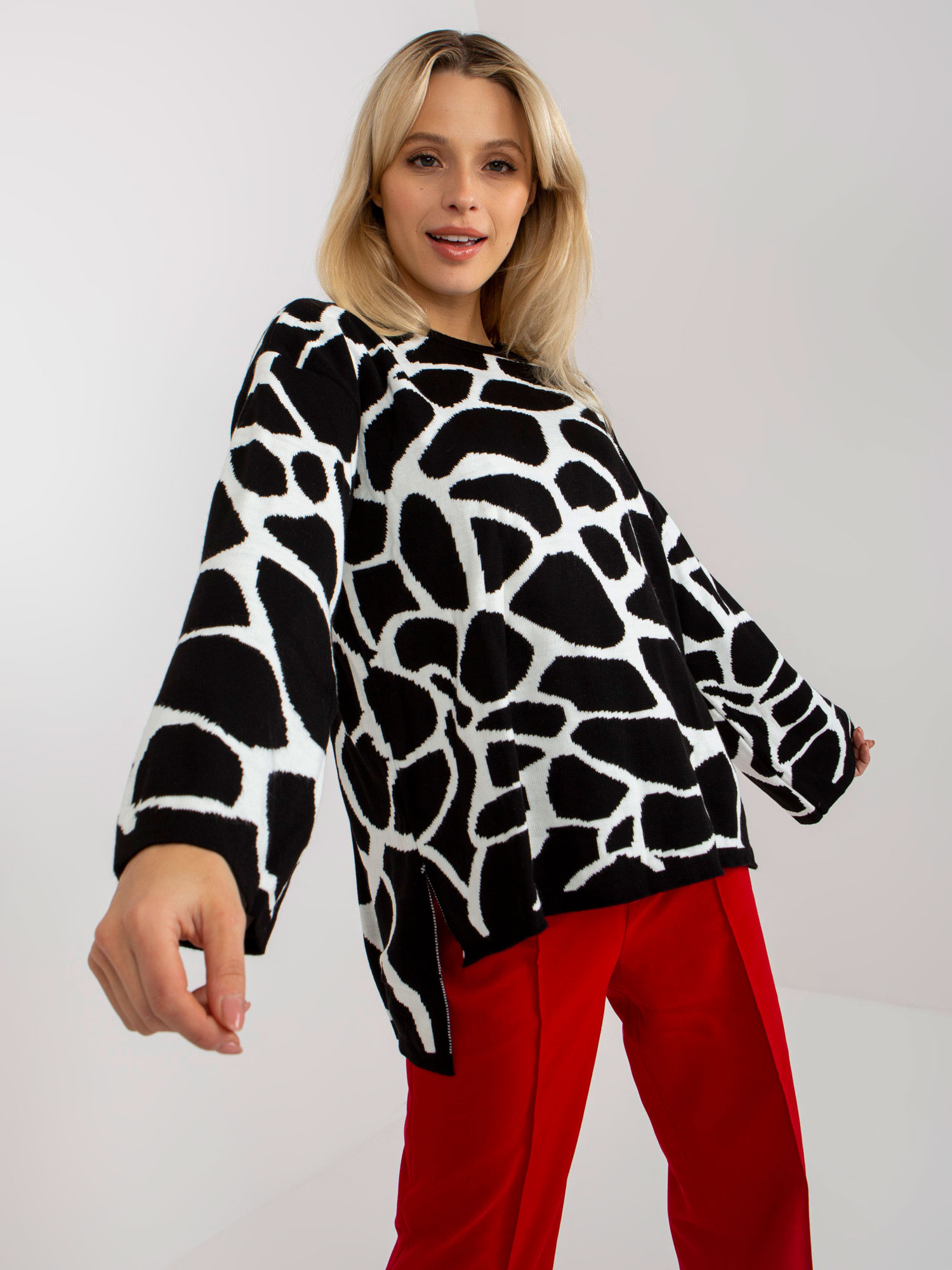 Online wholesale Black and white patterned oversized sweater.