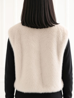 Helle beige wendbare Fellweste.