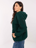 Dunkelgrüne Sweatshirt mit Stickerei an den Ärmeln.