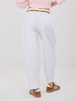 Białe bawełniane spodnie carrot 