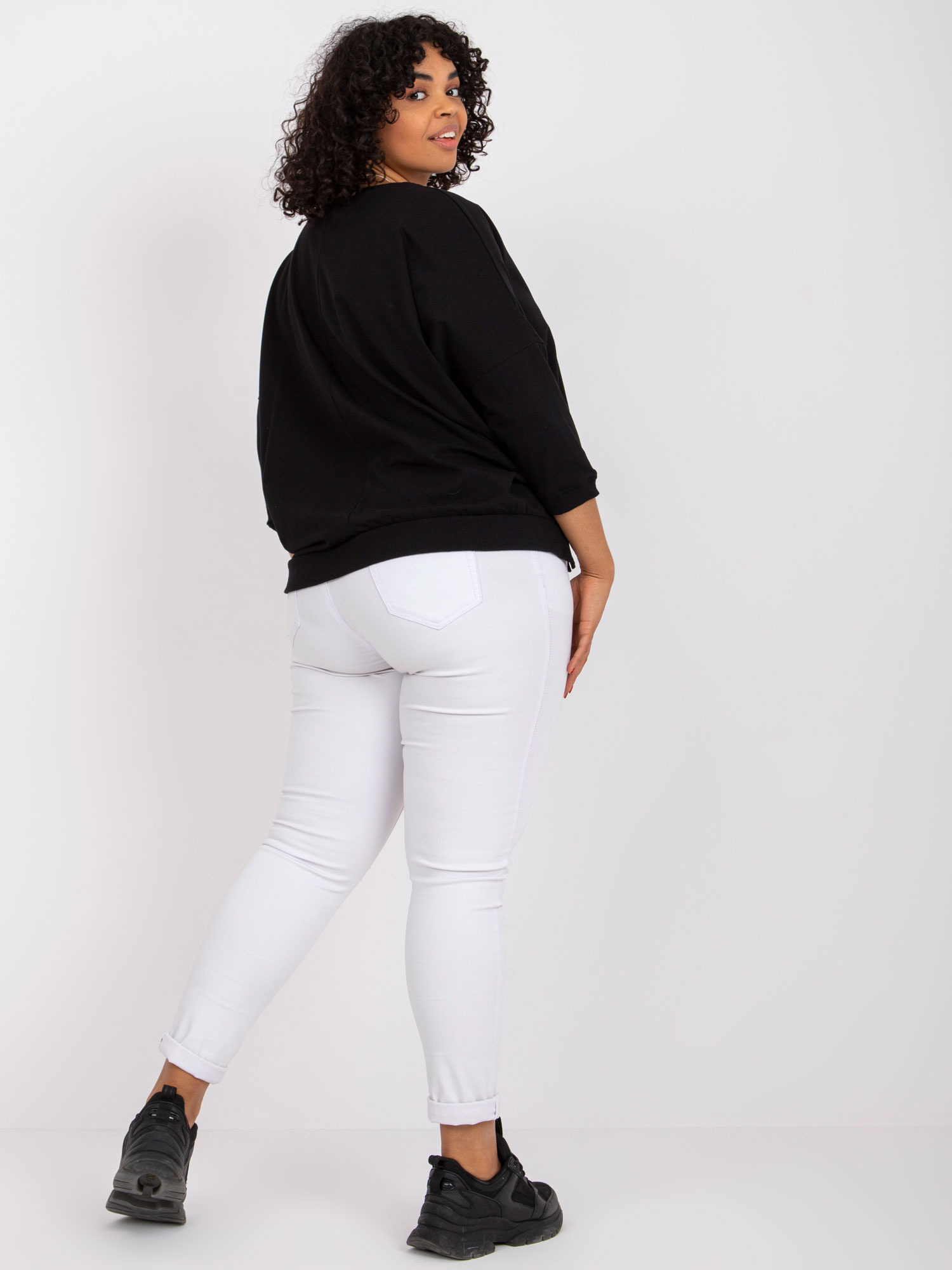 Schwarze Bluse in Übergröße mit dem Aufdruck Cordelia.
