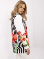 Kremowa marynarka z poduszkami na ramionach