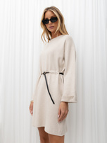 Helle beige Strickkleid mit dünnem Gürtel in der Taille.