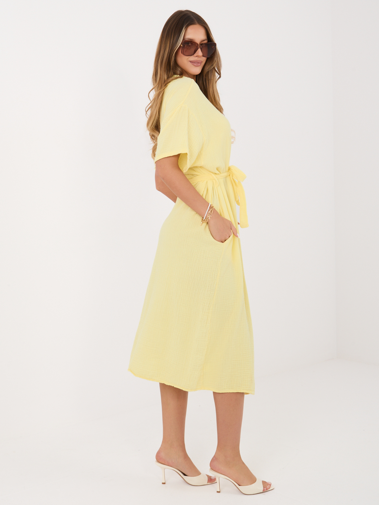 Helle gelbe Hemdkleid für den Sommer.