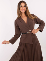 Braunes elegantes Kleid mit plissiertem Saum.