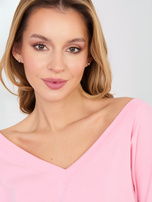 Pastelowa różowa bluzka basic z dekoltem na plecach RUE PARIS 