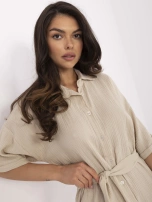 Beige Musselin Overall mit Shorts.