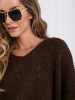 Brązowy damski sweter oversize o kroju nietoperza 