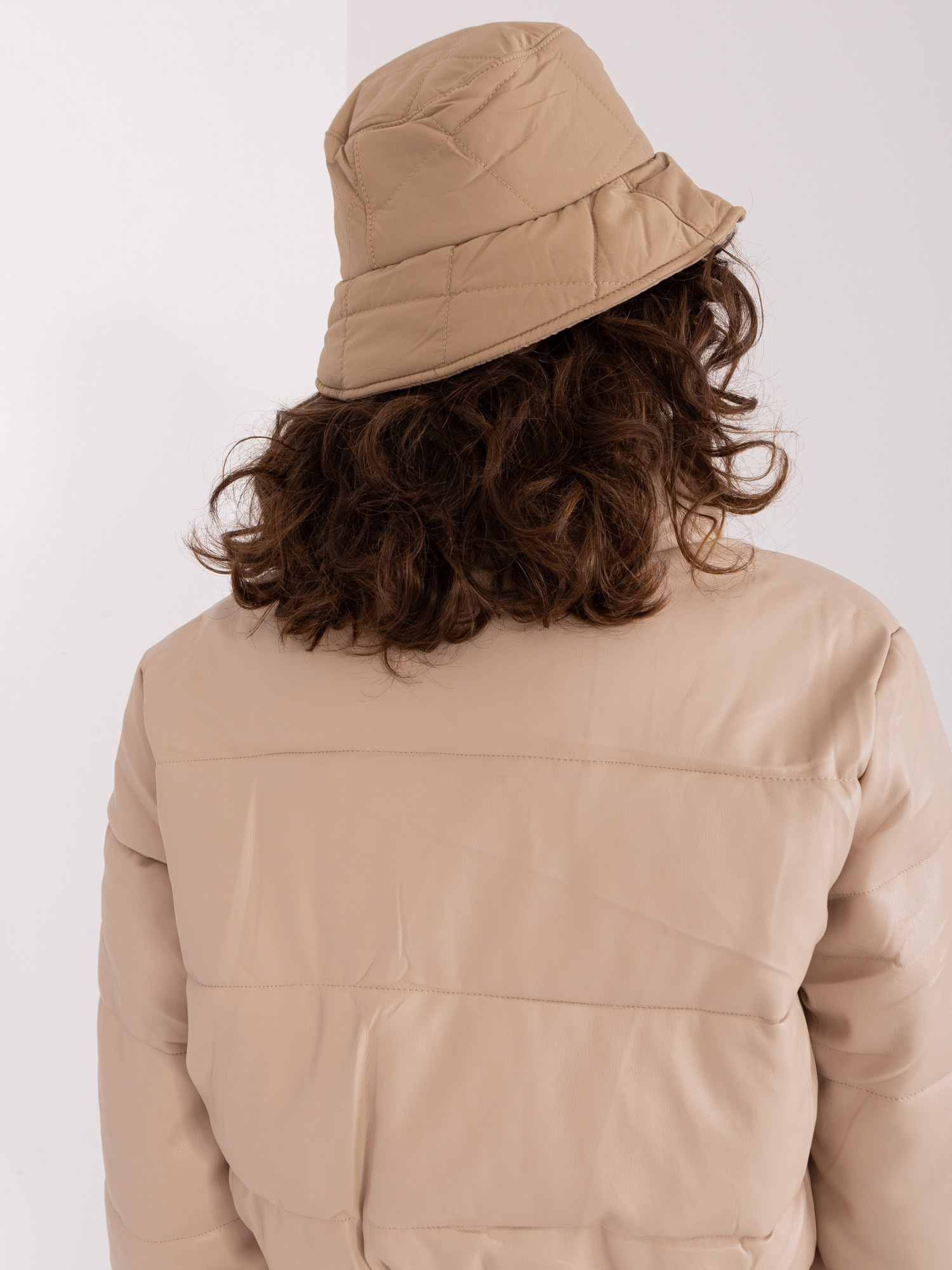 Camelowy pikowany kapelusz bucket hat