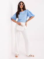 Blaue Baumwollbluse mit rundem Ausschnitt.