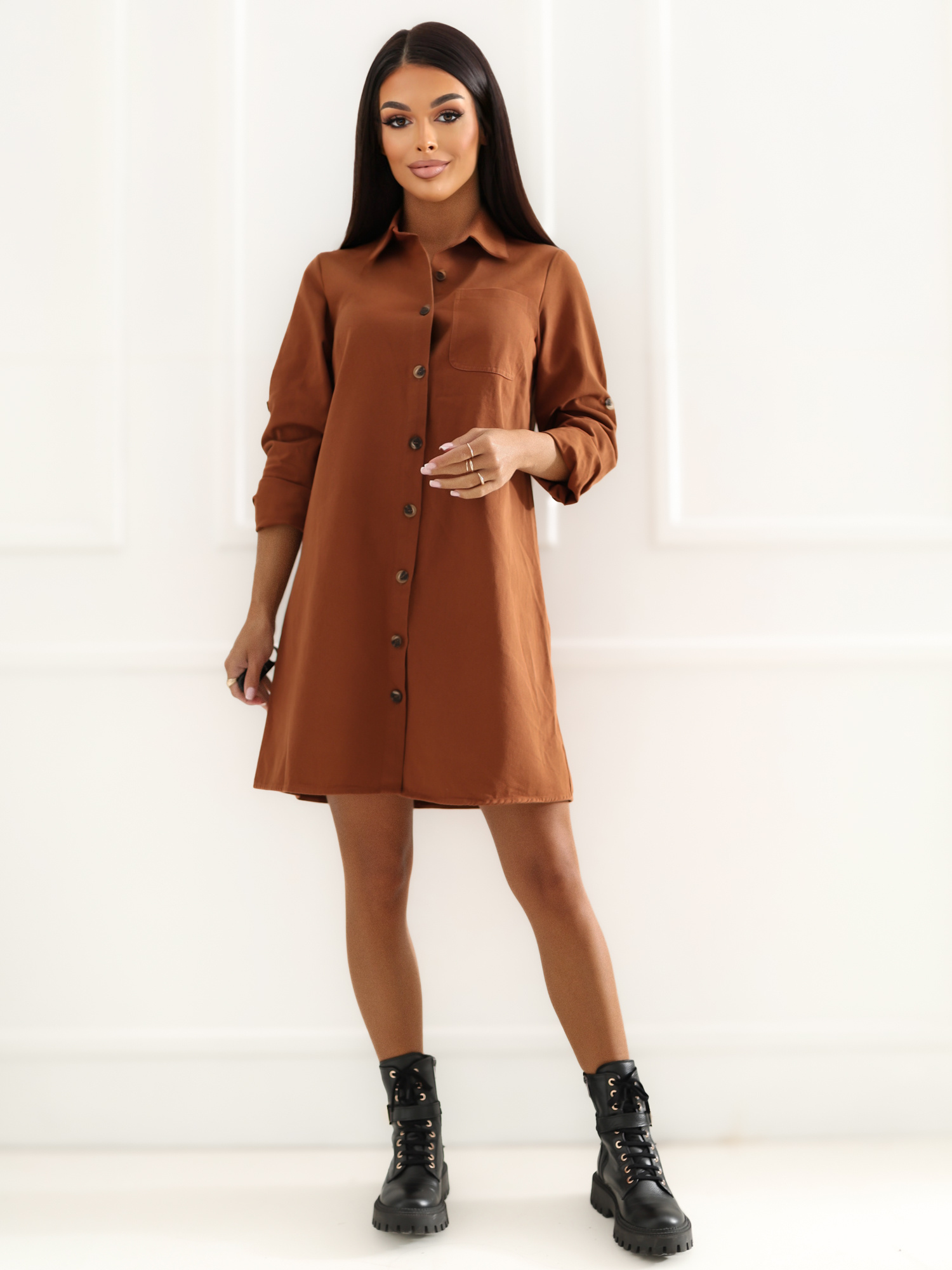 Helle braune Jeanshemdkleid.