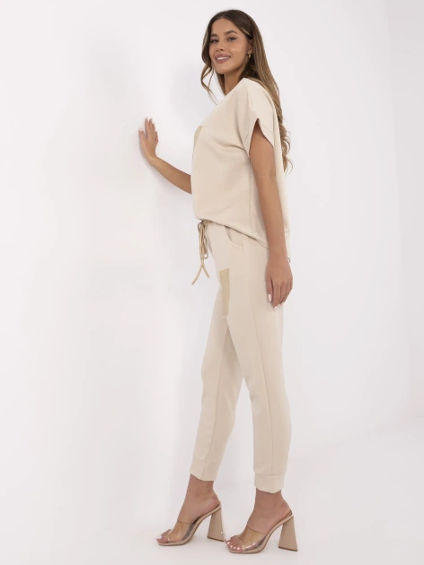 Beżowy casualowy komplet ze złotymi wstawkami