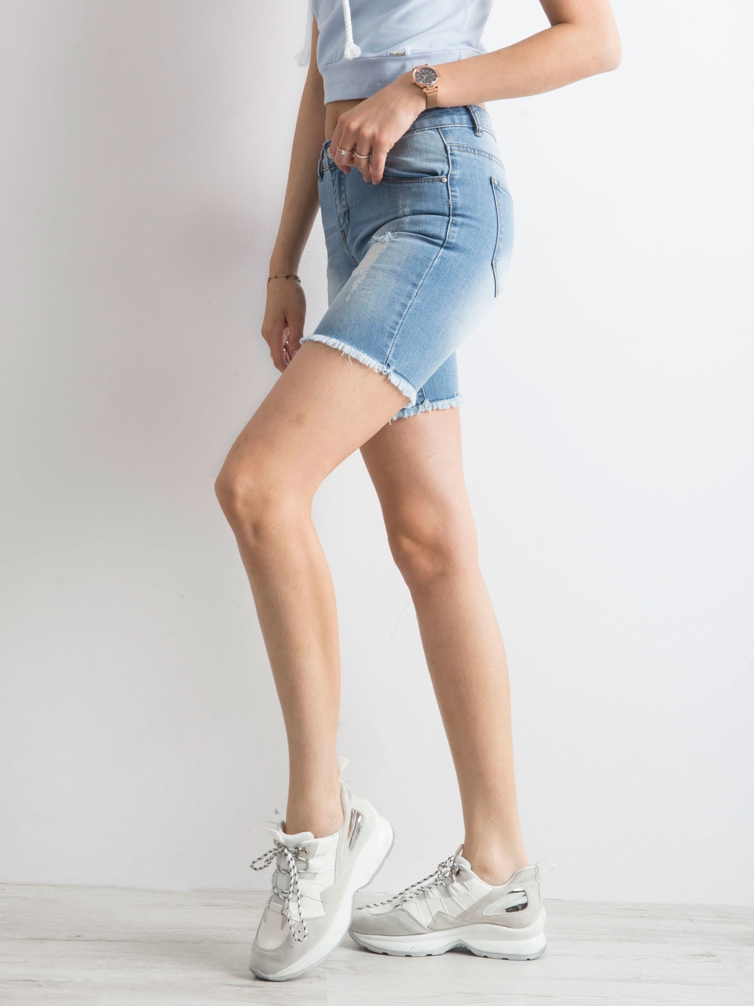 Blaue Jeans-Bermudas.
