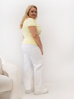 Jasnožuti t-shirt plus size s cvjetnim motivom.