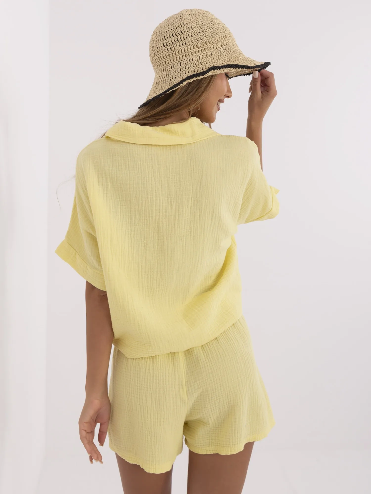 Helle gelbe Musselinbluse mit Bindung.