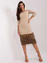 Hurt Beżowa ołówkowa sukienka koktajlowa z futerkiem