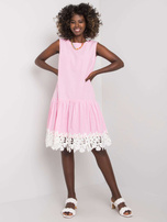 Jasnoróżowa sukienka z falbaną Frederica