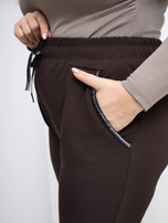Czekoladowe spodnie plus size z ozdobnymi wstawkami