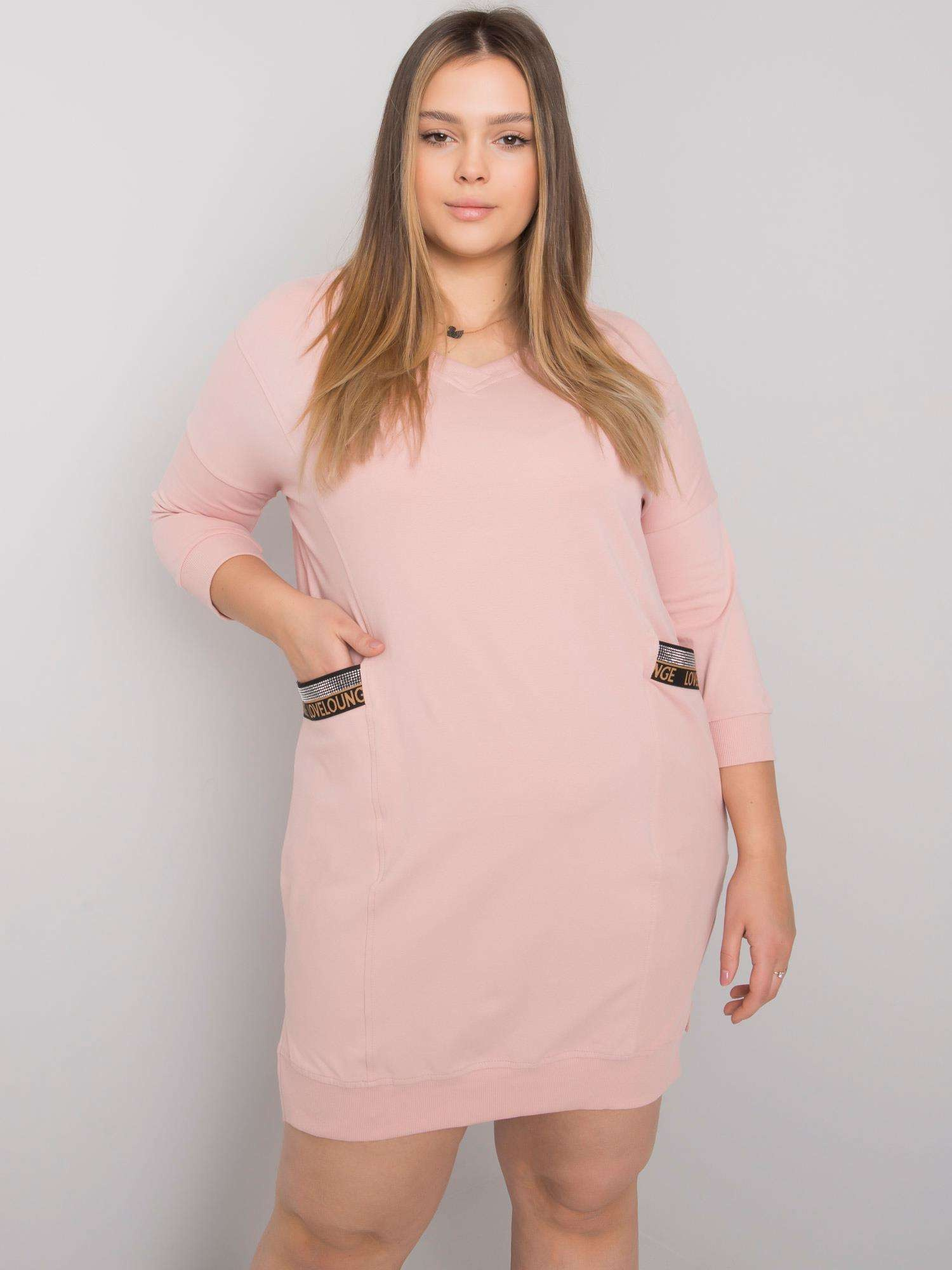 Brudnoróżowa sukienka plus size z kieszeniami Susan 