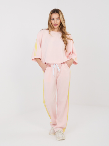 Pastelowy różowy dresowy komplet z miękkiego materiału 