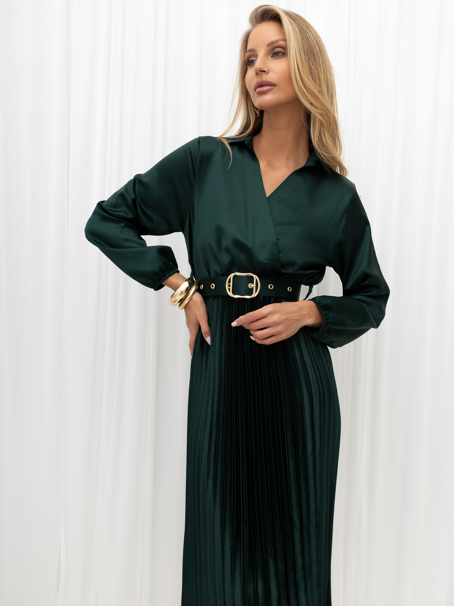 Dunkelgrünes, ausgestelltes Kleid mit Wickelausschnitt von RUE PARIS.