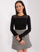 Hurt Czarna bluzka z siateczkowym dekoltem BASIC FEEL GOOD