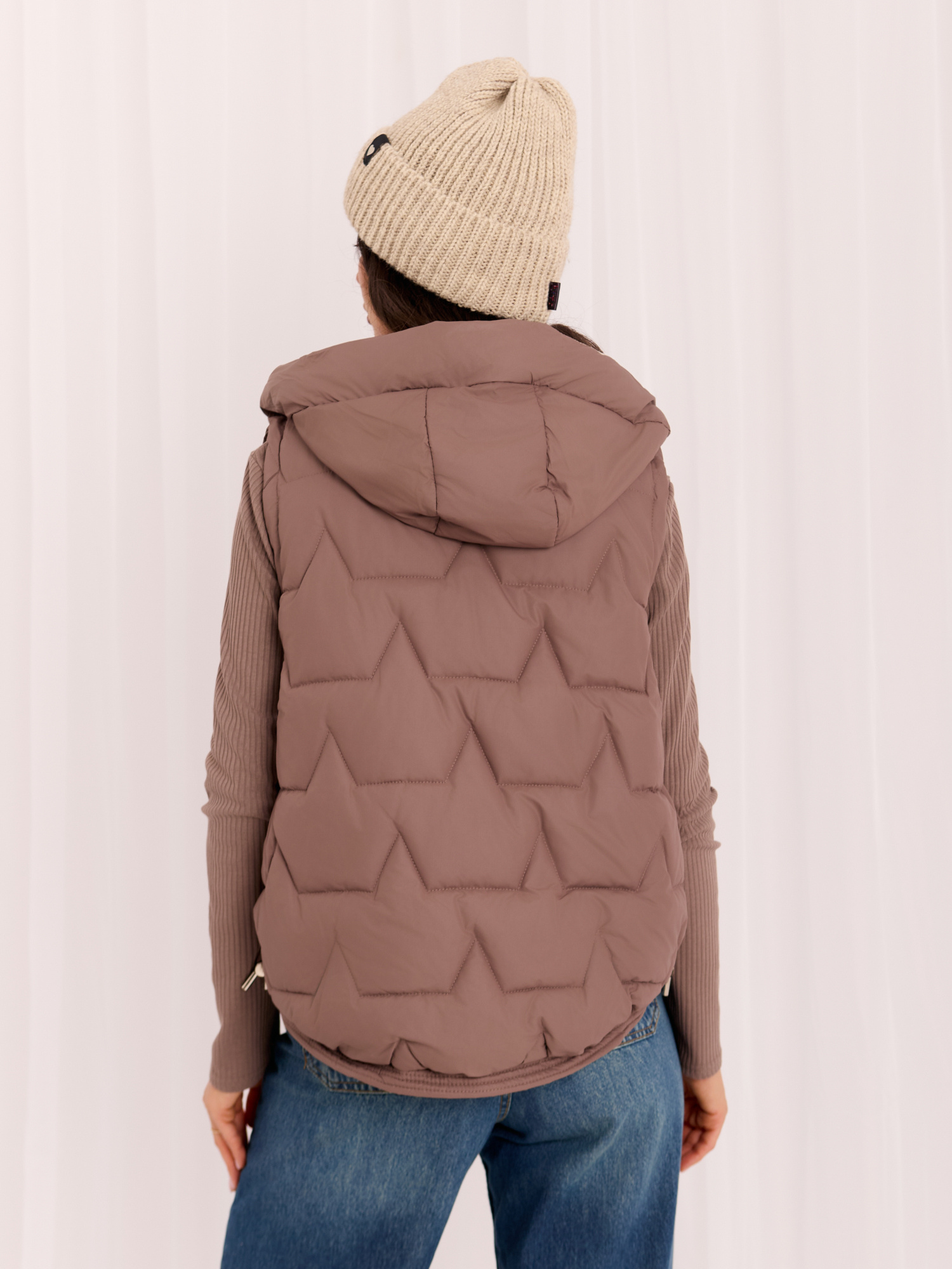 Béžová zimní čepice beanie s proužkem.