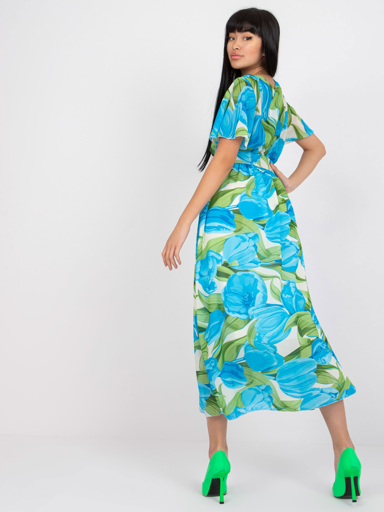 Blau-grüne Wickelkleid mit Prints und kurzen Ärmeln.