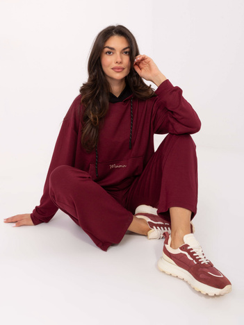 Bordowy dresowy komplet z haftem