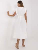 Ecru plisowana sukienka z paskiem 