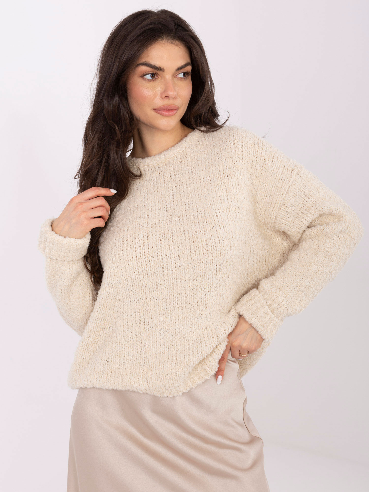 Jasnobeżowy sweter boucle z domieszką alpaki 