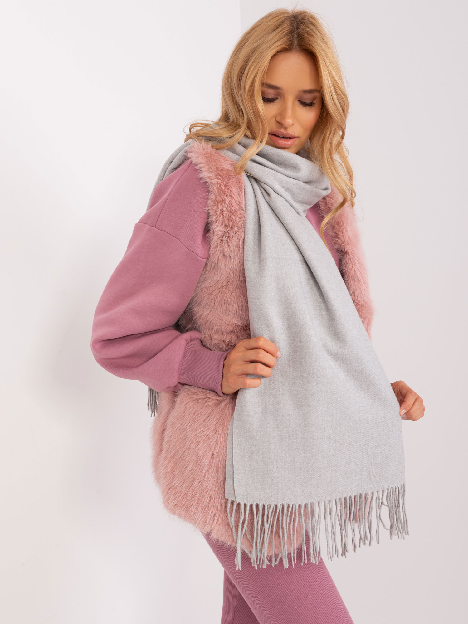 Hurt Gray women's knitted scarf.