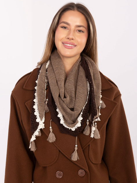 Brązowa trójkątna chusta z frędzlami