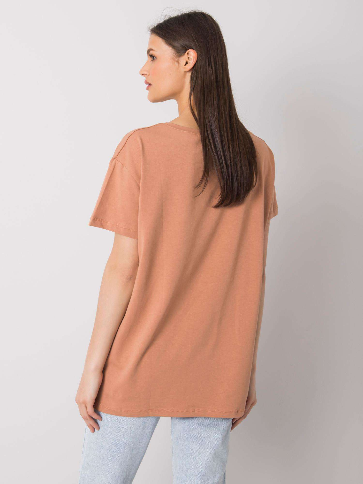 Camelowy t-shirt z napisem Elani