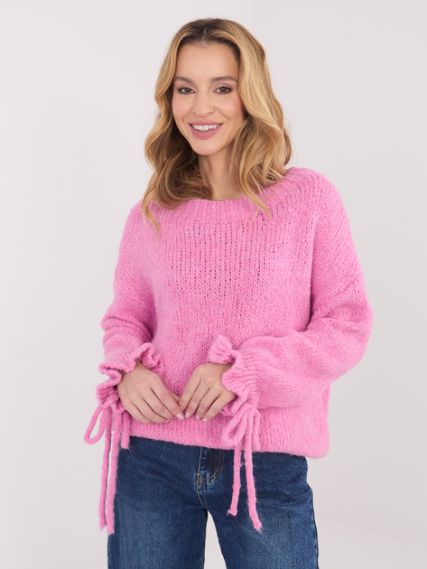 Różowy sweter z falbankami przy rękawach