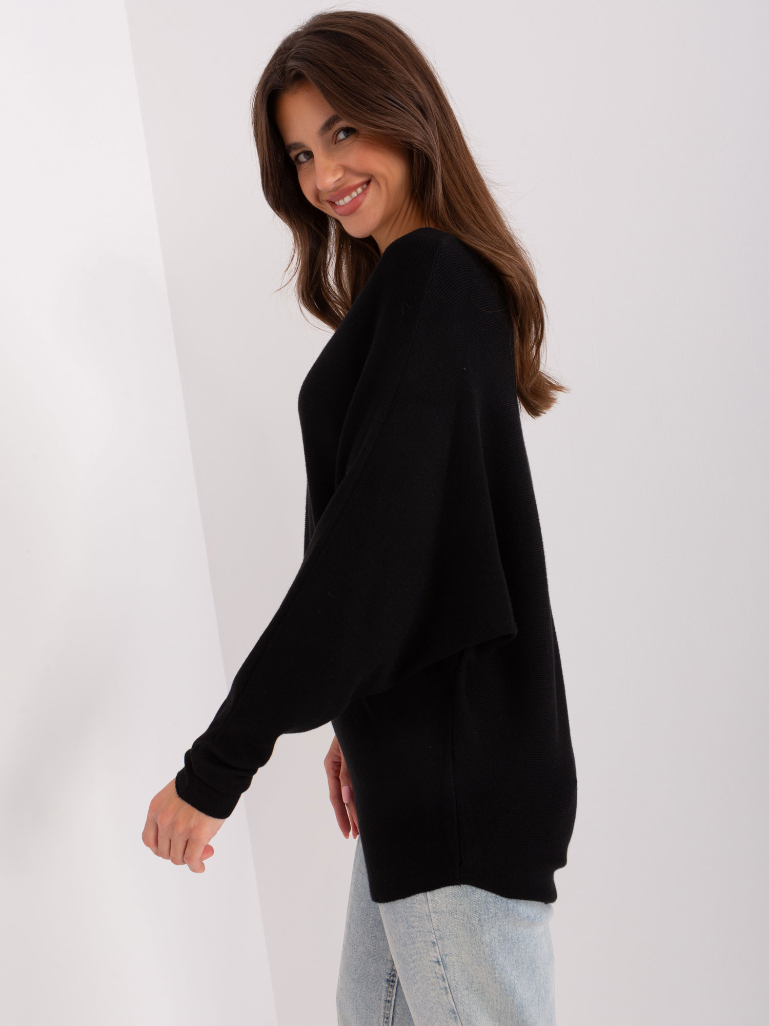 Czarny damski sweter oversize o kroju nietoperza
