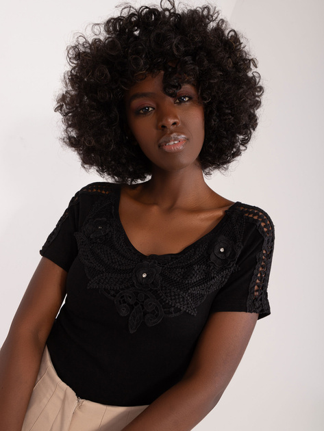 Hurtownia Czarna bluzka z koronką przy dekolcie