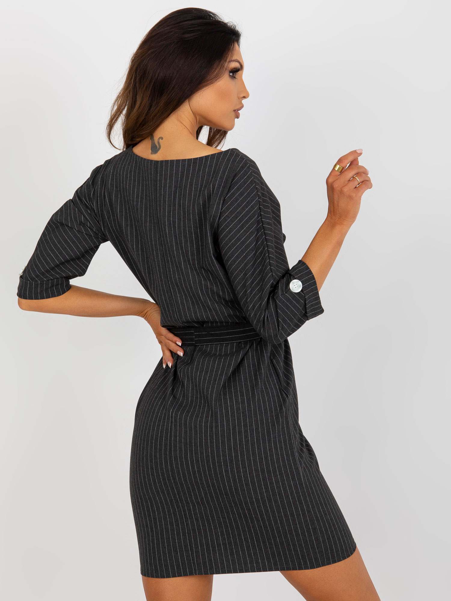 Hurt Ciemnoszara ołówkowa sukienka plus size w paski z kieszenią  