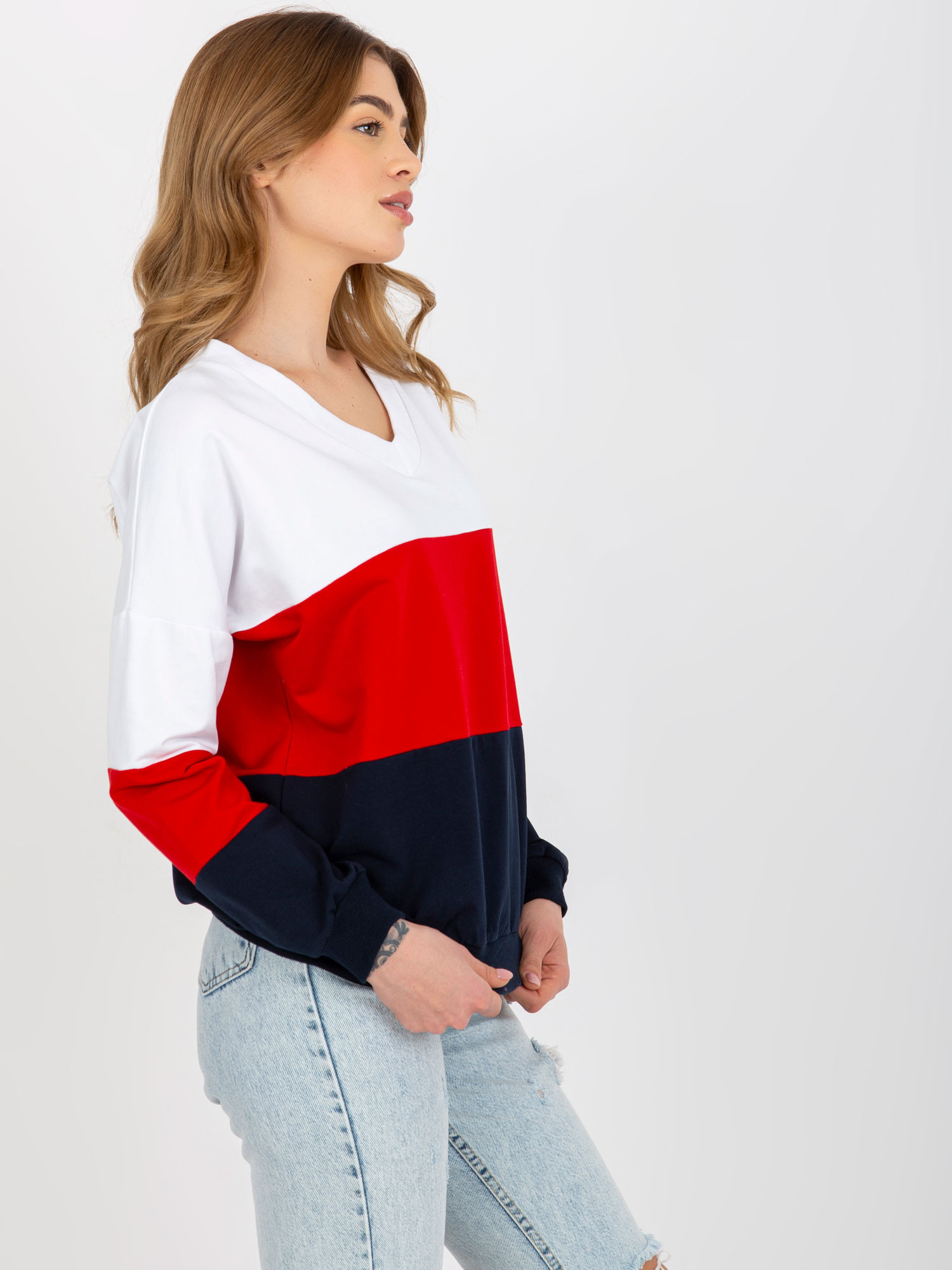 Biało-granatowa damska bluza basic z dekoltem V RUE PARIS